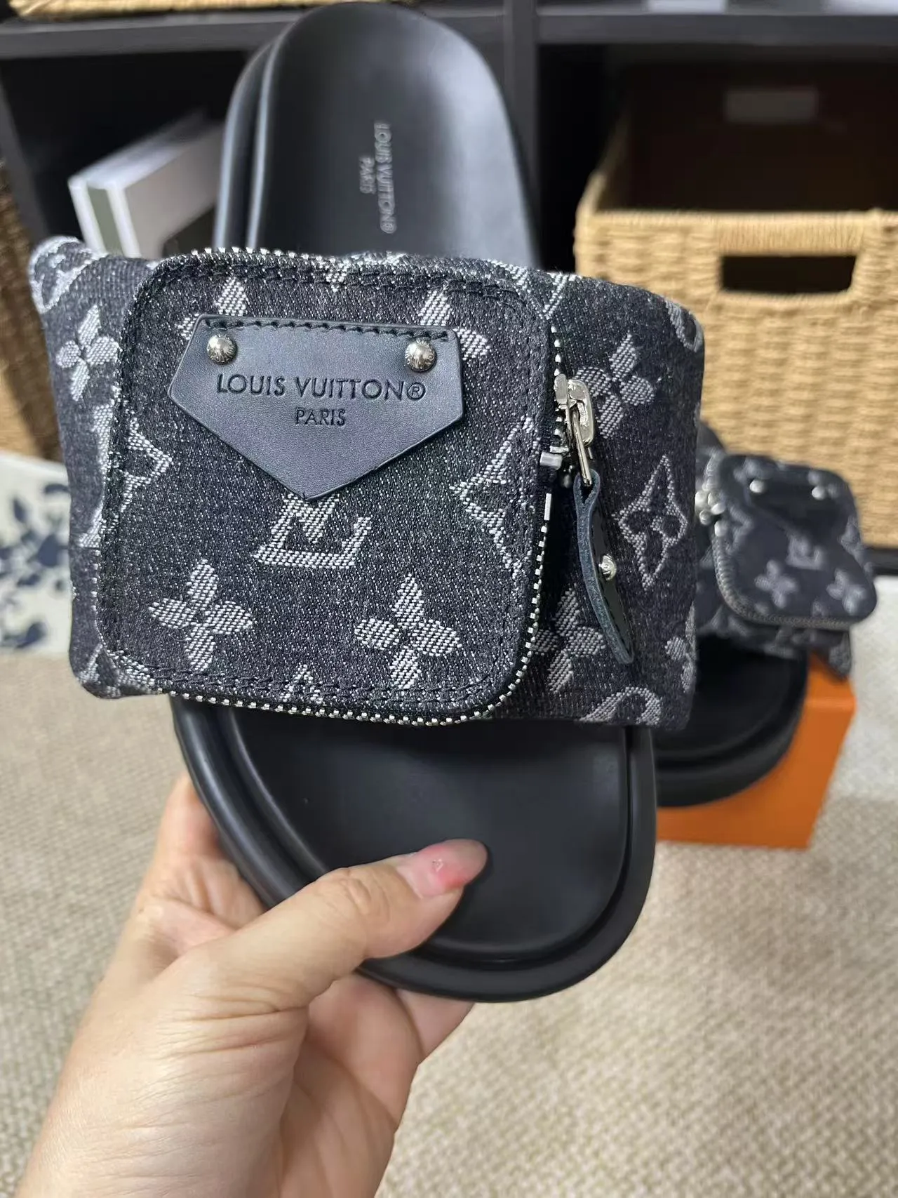 P380 yuan LV Louis Vuitton Full of high-end feel! A popular model among bloggers at home and abroad, it’s retro and fashionable, and looks stunning on your feet! Mainly recommended model on the official website★ ━━━━━ ЅᏇєєt ━━━━━ ▪️Upper: original calfskin ➕5D printing process ▪️Inner: imported mixed sheepskin ▪️Outsole: original molded foam outsole ▪️Size: Female 35-40 Men's 39-44 (women's 41 men's 45)